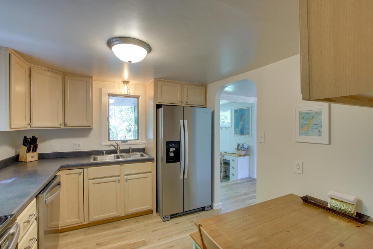 Updated Home With Deck 2 Mi To Sister Bay Beach! Exterior foto